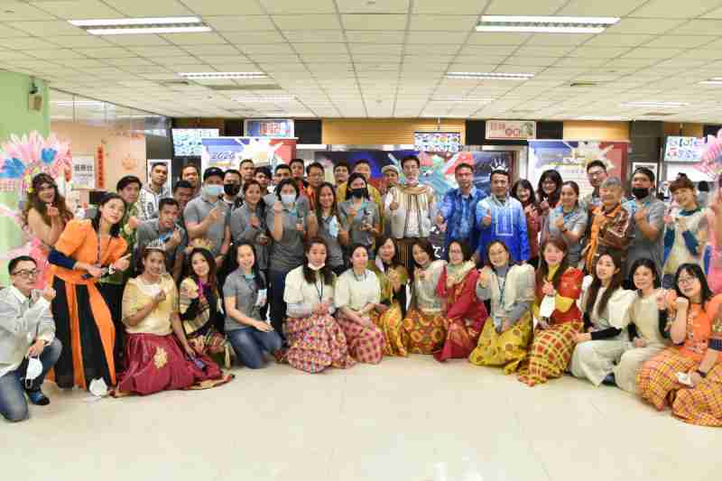 友達推動「安心、、、、創新、、、用心、、、同心、、、、盡心」五星職旅，，，，為菲籍員工打造全方位照護，，，，首度贏得「人權實踐與發展領袖獎」殊榮